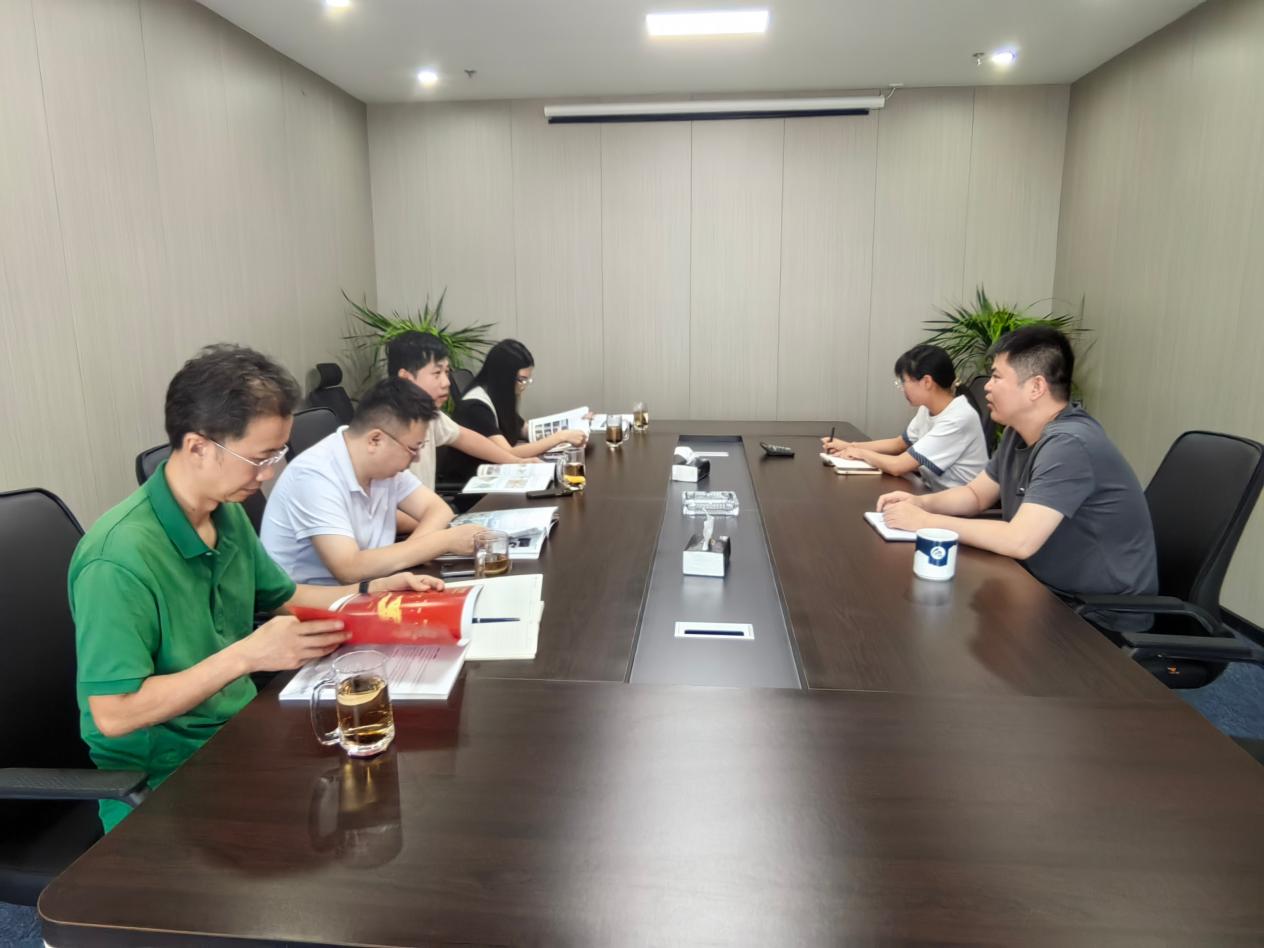 用彝语和汉语交替唱起红军不怕远征难的