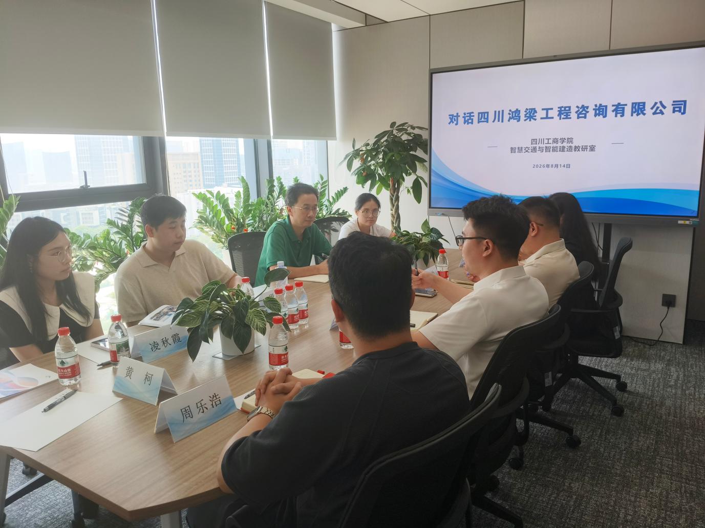 hbs红宝石平台一群身着民族盛装的彝